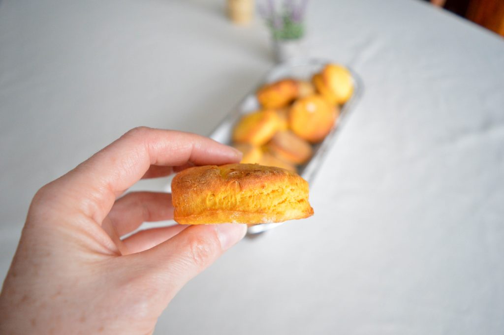 Bienvenue chez vero - Petits pains végétariens à la patate douce dans une main (8)