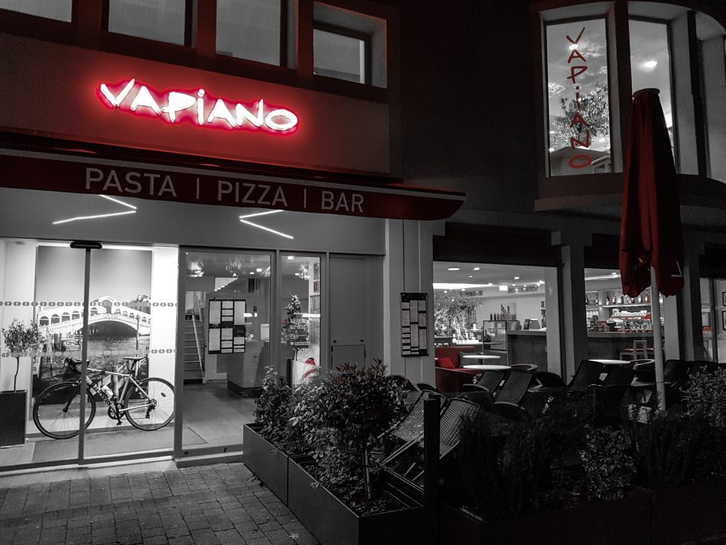 Bienvenue chez Vero - Chez vapiano Metz on mange aussi végétarien - Facade noir blanc & rouge