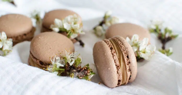 Comment faire des macarons à la banane et au caramel balsamique ?