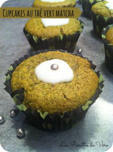 Cupcakes au thé vert matcha recouvert d'un glaçage blanc et d'une perle comestible argentée
