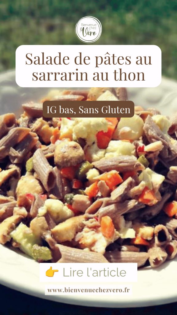 Salade de pâtes au sarrarin au thon dans un saladier blanc posé sur l'herbe dans le jardin