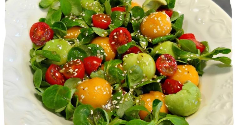 Salade de mâche gourmande, melon, avocat et vinaigrette santé