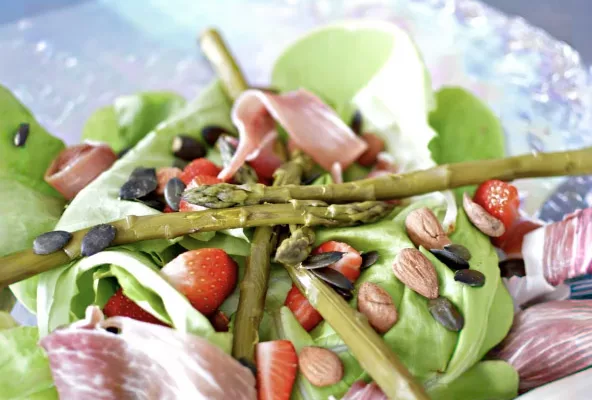Salade printanière aux asperges vertes et aux fraises