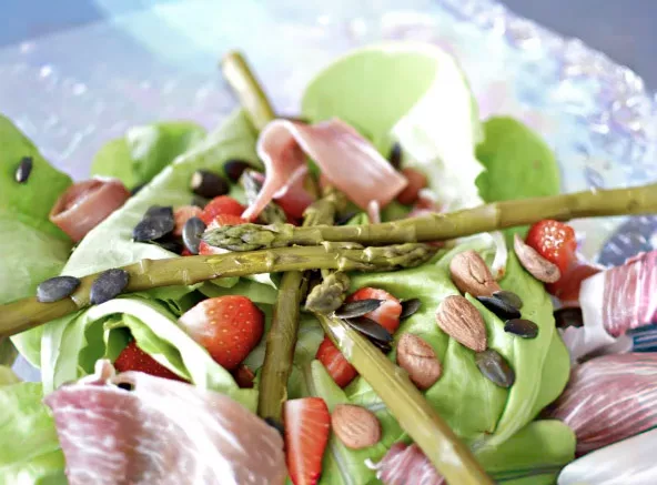 Salade printanière aux asperges et aux fraises