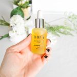 Comment l'huile végétale de mirabelles ODEN peut remplacer une crème de jour ? Bienvenue chez vero - Huile de mirabelle dans une main