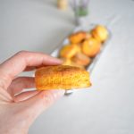 Comment faire des petits pains végétariens à la patate douce Bienvenue chez vero - Petits pains à la patate douce dans une main (8)