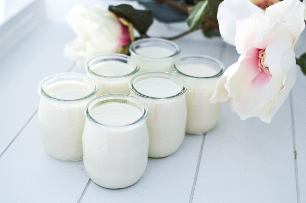 6 yaourts natures sans yaourtière. Fleurs en arrière plan