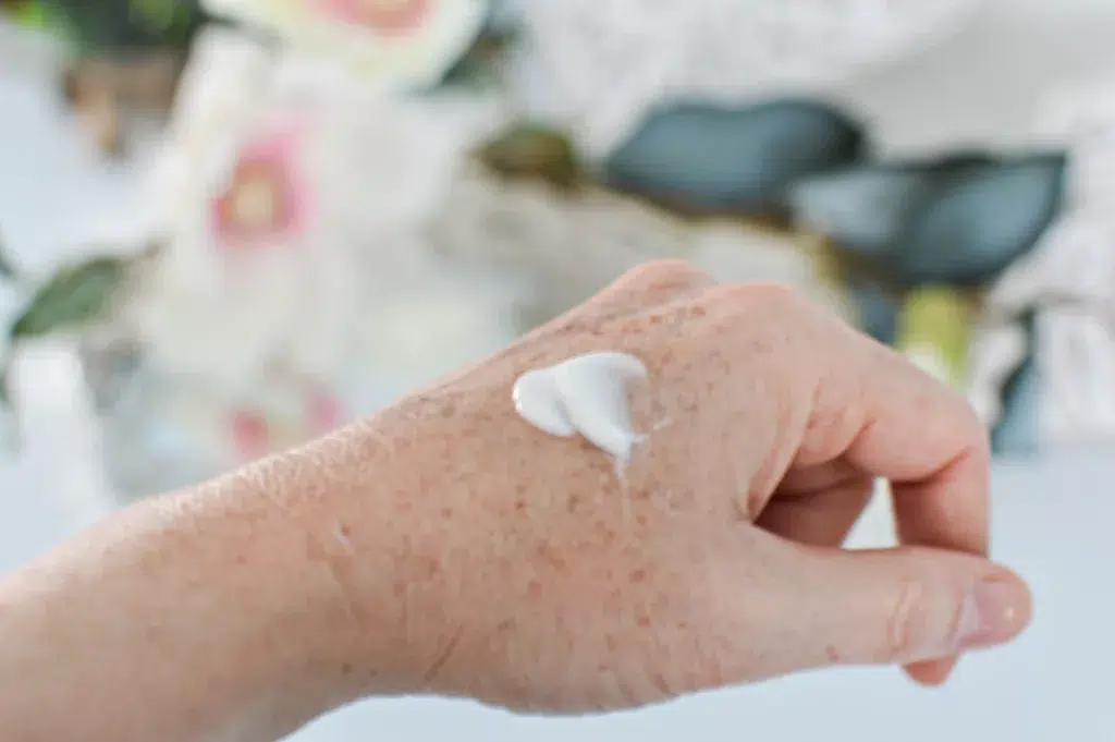 Crème anti-age Peaux matures sur la main