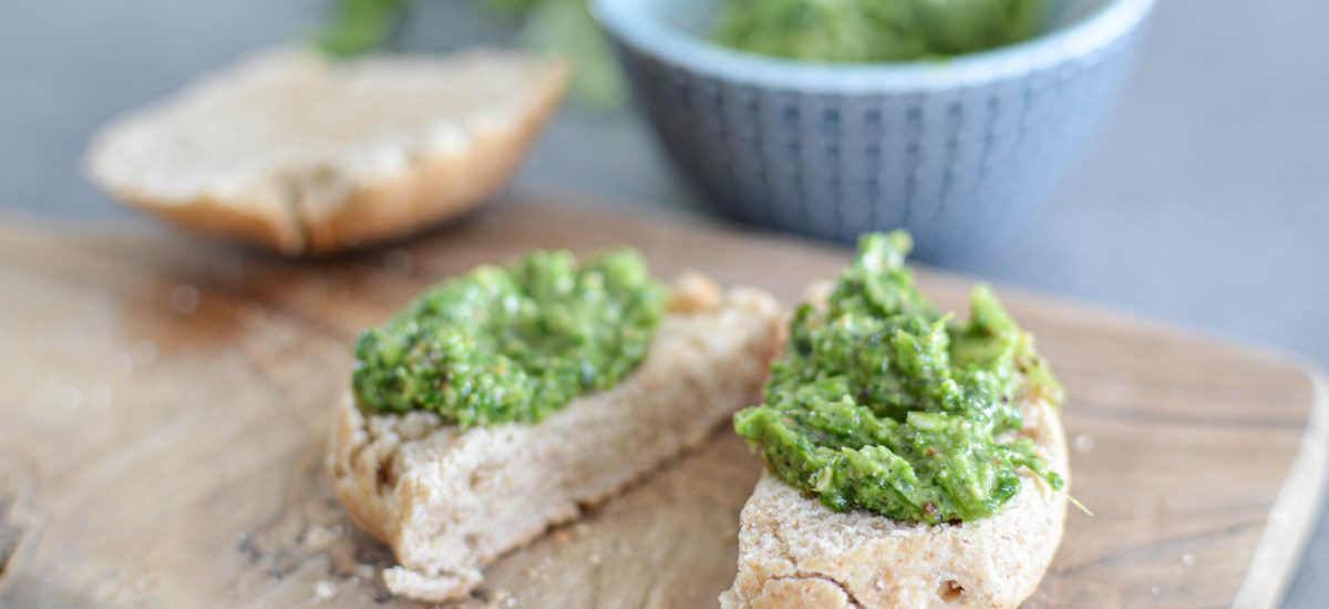 Tartines de pesto de fanes de radis