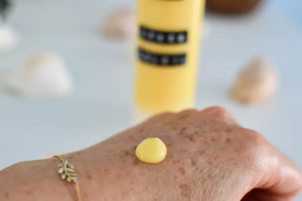 lait après soleil sur la paume de la main