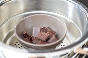 Gateau chocolat courgette à la vapeur - chocolat au bain marie
