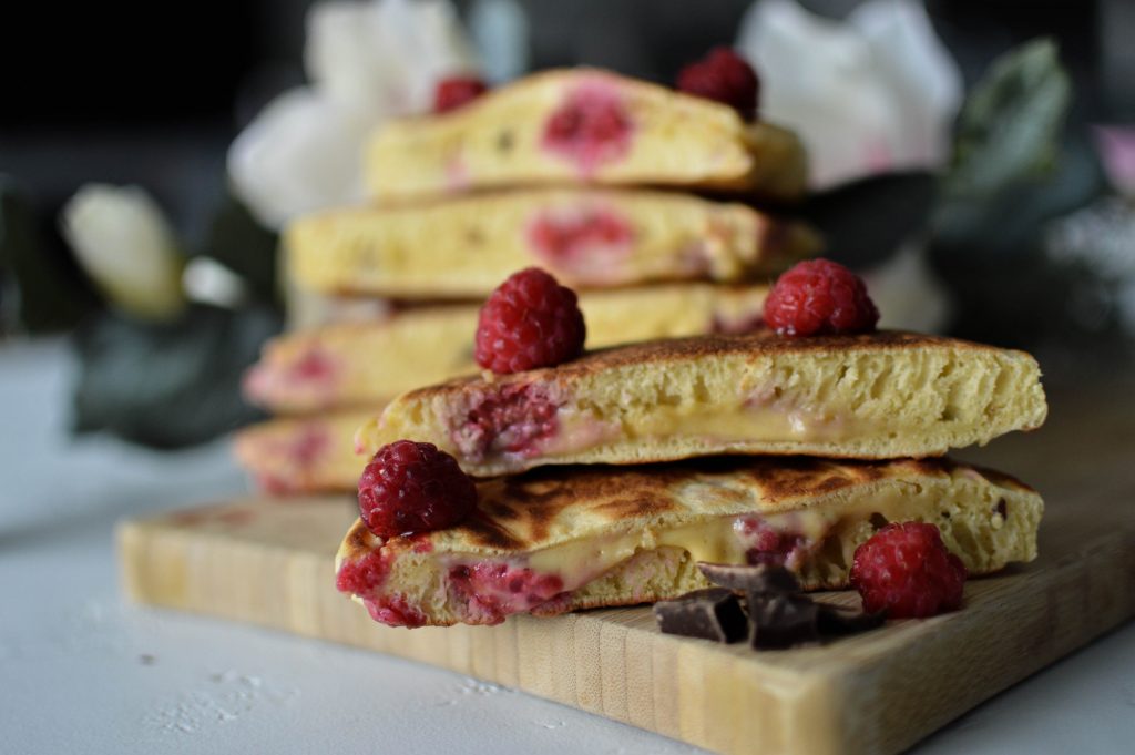 Pancakes géants fourrés framboises chocolat pour octobre rose