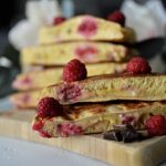 Pancakes fourrés framboises chocolat pour octobre rose