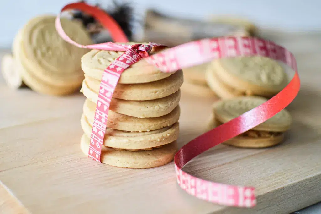 Biscuits fourrés à la pâte d'amande bio empilés (2)