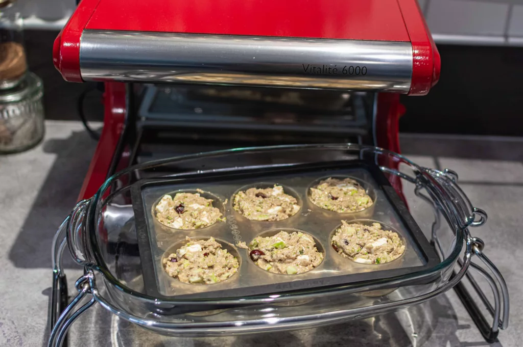 Muffins salés au brocoli féta et noisettes avant cuisson