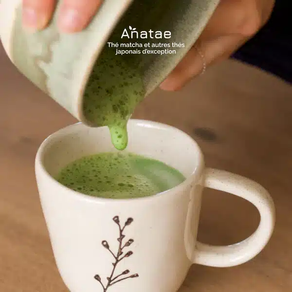 Thé matcha Anatae versé dans une tasse