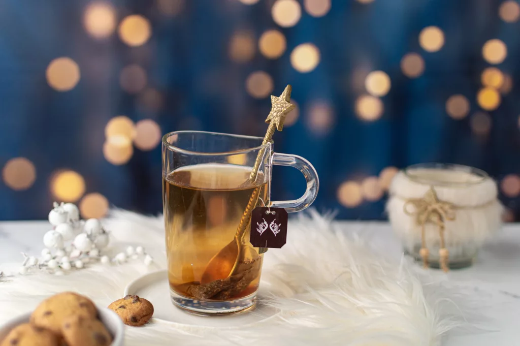 tasse transparente rempli de thé de Noel du calendrier de l'avent au thé
