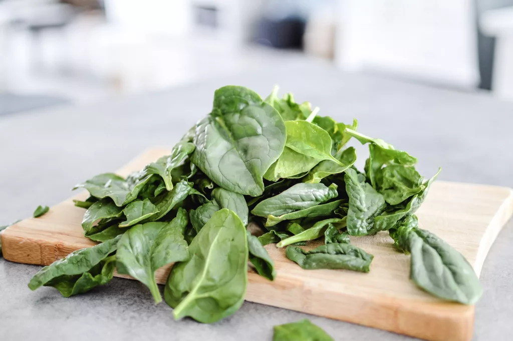 Recettes IG bas - epinards frais sur une planche en bois