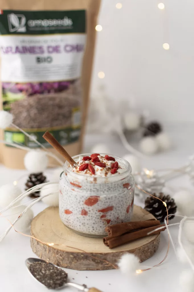 Chia pudding aux baies de Goji avec sachet de graines de chia en arrière plan