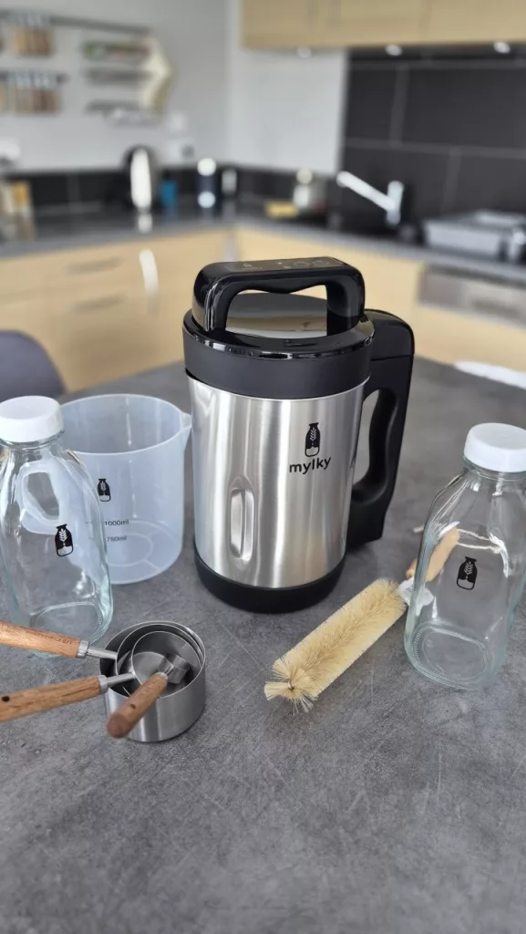 La machine à lait végétal Mylky ainsi que tous ses accessoires pour faire son propre lait maison.