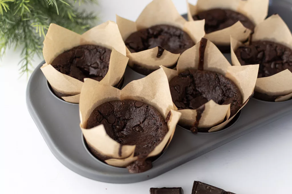 Muffins au chocolat dans leur moule