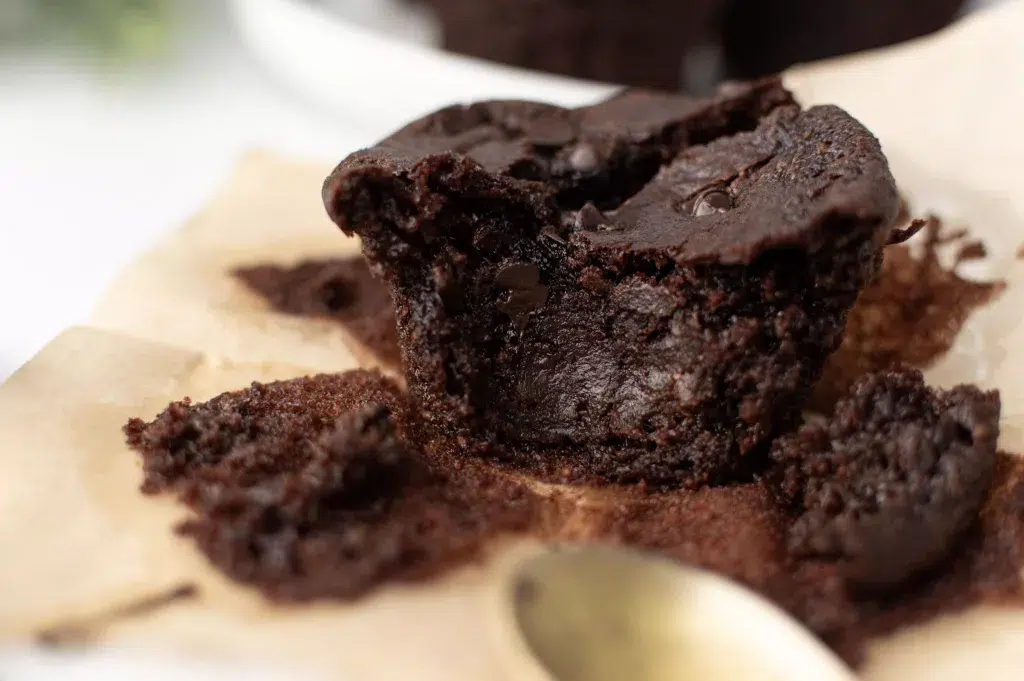 Muffin au chocolat coupé avec cuillère dorée