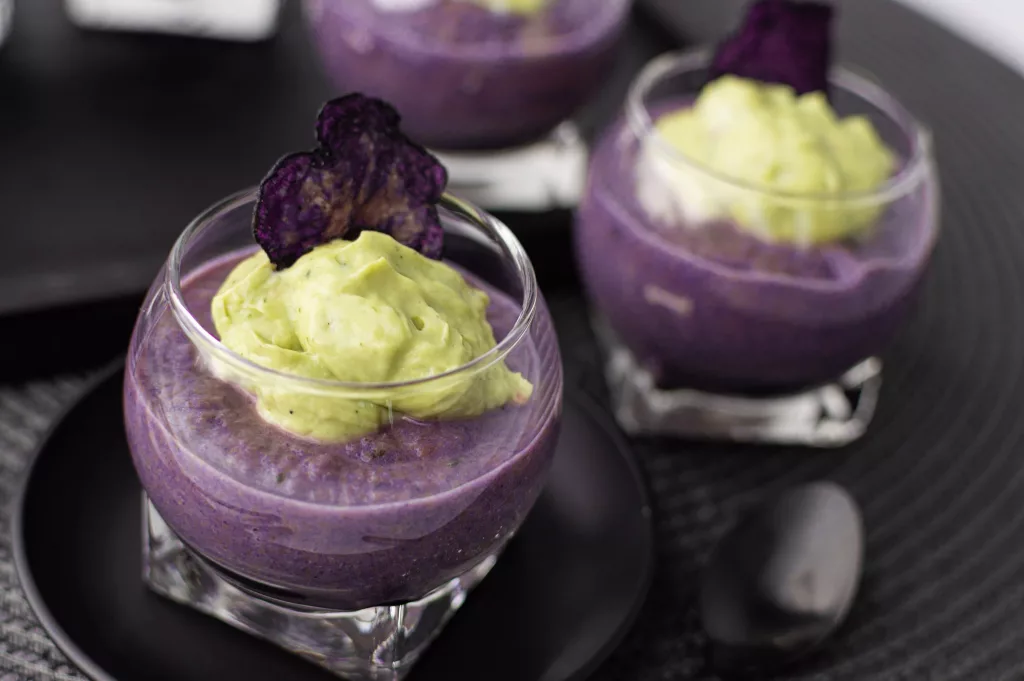 verrines de pommes de terre vitelotte en gros plan. Fond noir