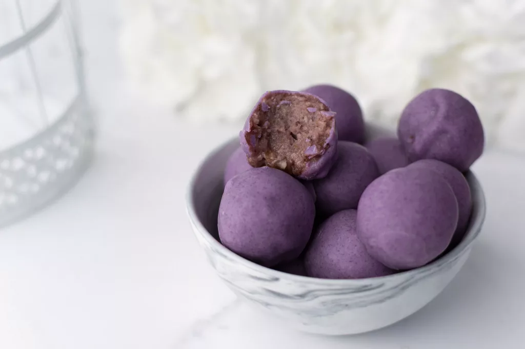 Energy balls ube vegan violet dans un bol
