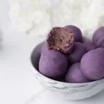 Energy balls ube vegan violet dans un bol