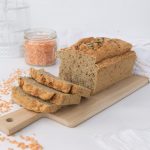 Recette de pain aux lentilles corail sans gluten, en tranches à côté d'un bocal de lentilles corail