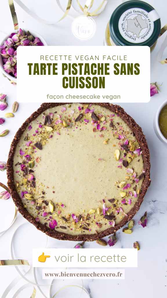 Visuel Pinterest « Tarte pistache sans cuisson, façon cheesecake vegan » : tarte entière décorée de pistaches et pétales de rose