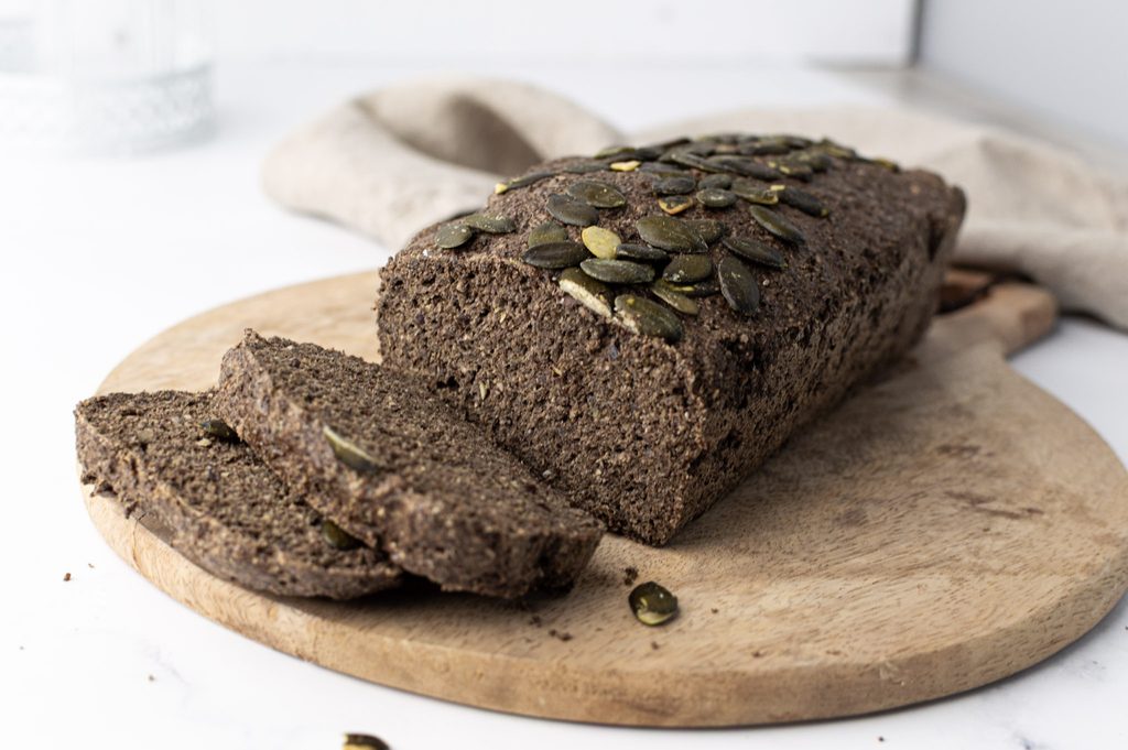 pain graine de chia protéiné sans  farine tranché sur une planche de bois